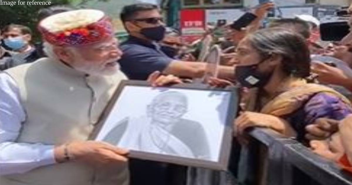 PM Modi stops his car in Shimla to accept portrait of his mother
